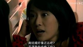 养鸡人乘坐山地车喂鸡，省时又省力